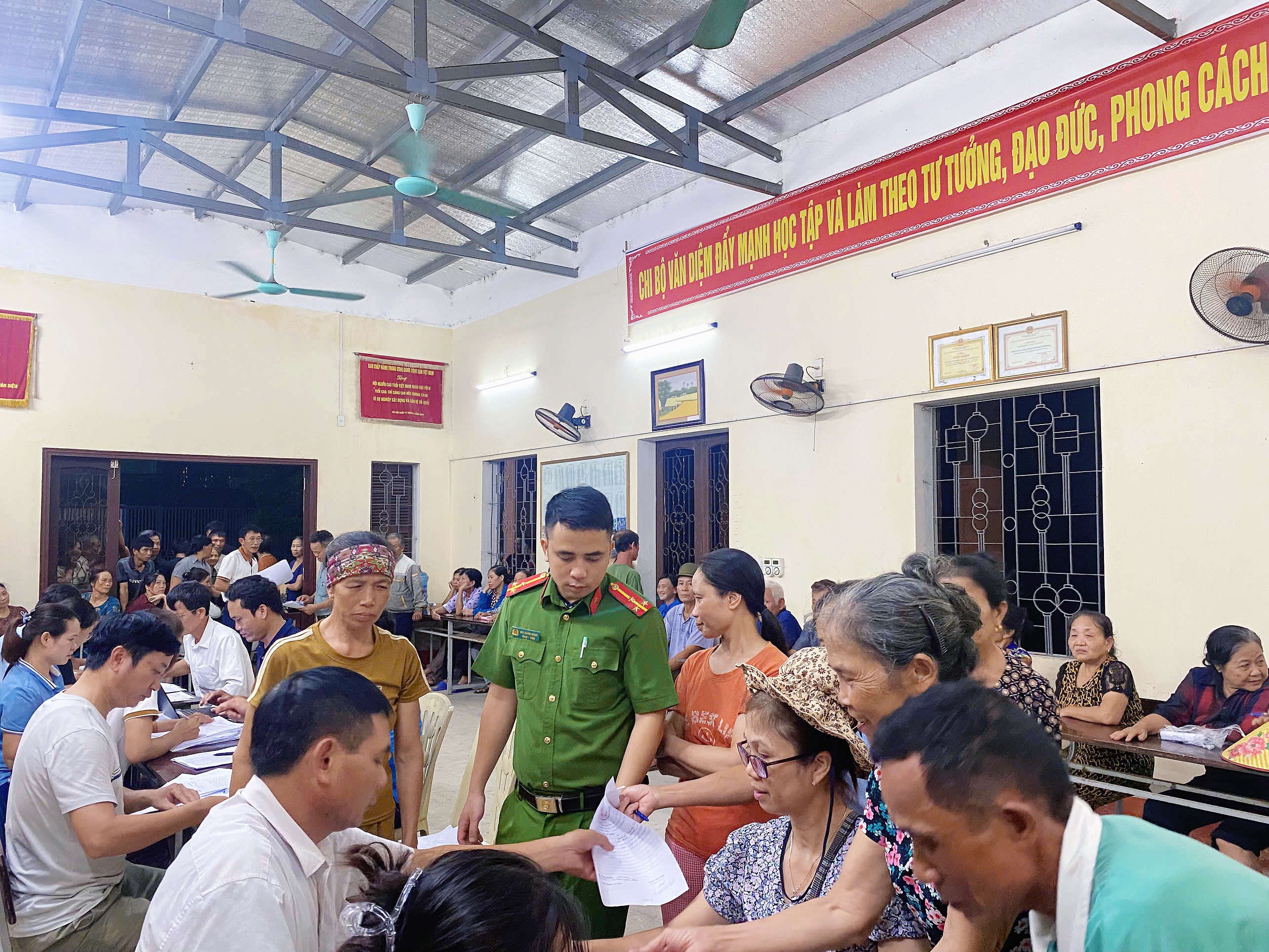 Công an xã Hồng Châu phối hợp các ban ngành, đoàn thể trao quà của Chính phủ đến tận tay nhân dân